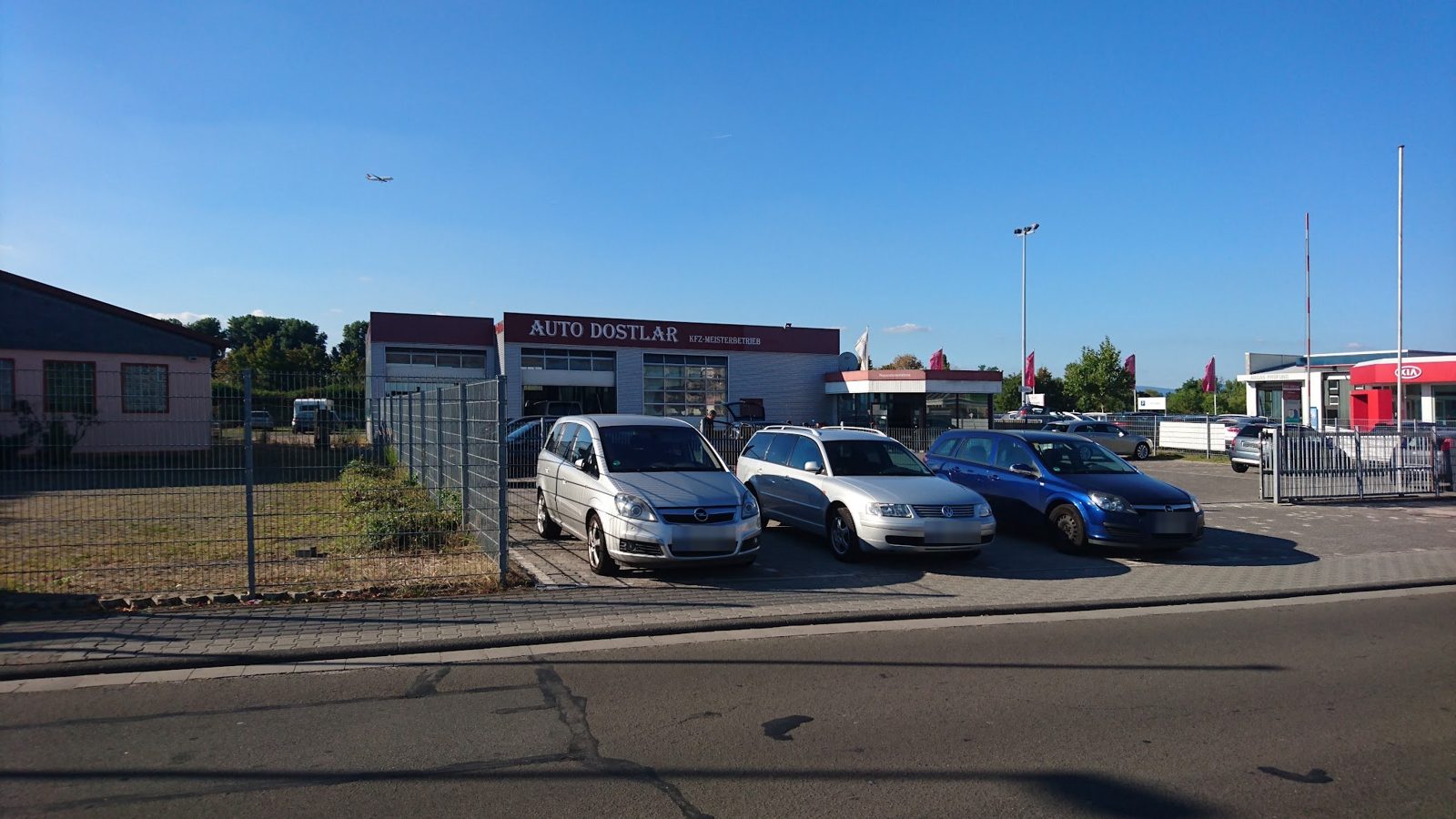 Außenansicht von Auto Dostlar mit Hof und Werkstatthalle