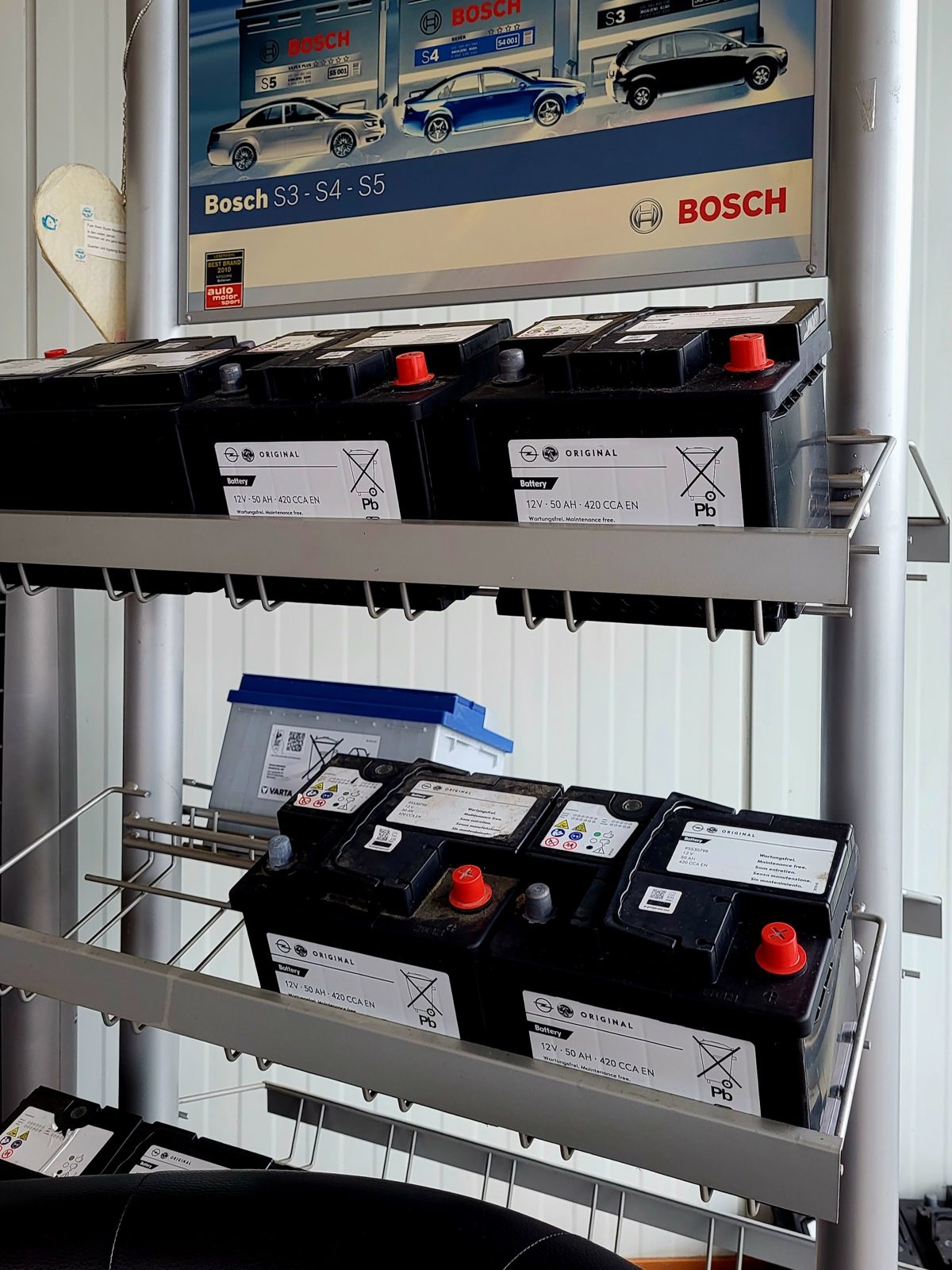 Regal mit Bosch-Starterbatterien